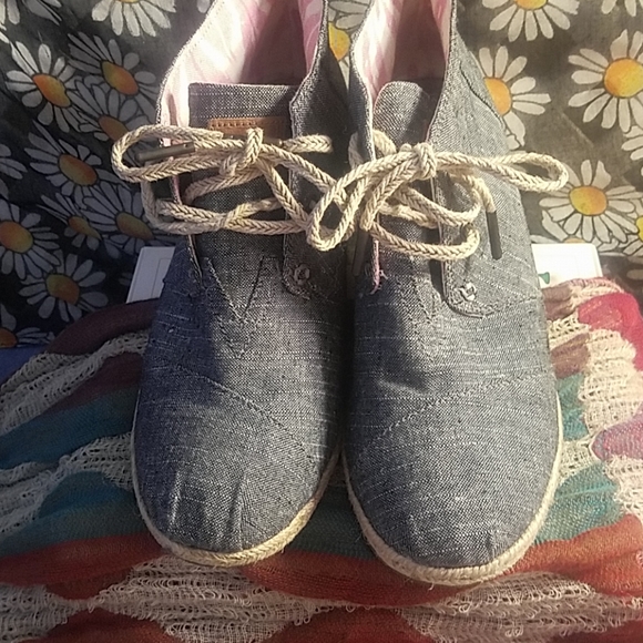 Ladies Toms Shoes Gently Worn Size 7.5 - Picture 2 of 8